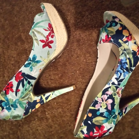 Apt 9 Floral Peep Hole Heels - Picture 5 of 10